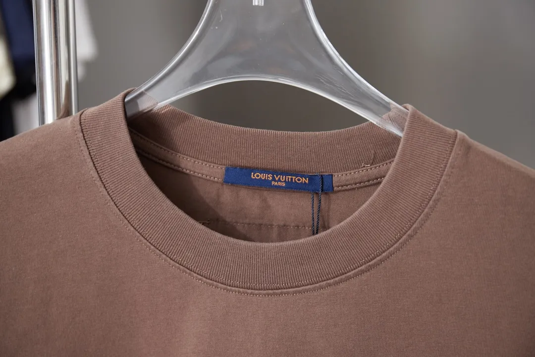 🅿️200 1V 25SS early spring new style short sleeves with embroidered letters, light luxury, a must-have item for daily commuting for men and women, correct version, welcome to compare, detailed features · 320g 100% pure cotton double yarn jersey fabric · Special thickened 32 pieces of double-strand 1X1 thread in the same vat custom dyeing · Imported Tajima machine embroidered LV letters · Double needle stitching and cross-stitching technology · Original main mark, washable tag, brand moisture-proof paper packaging Color: black/white/coffee Size: S/M/L/XL